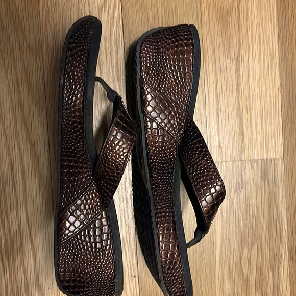 Volatile flip flops - Picture 2 of 5